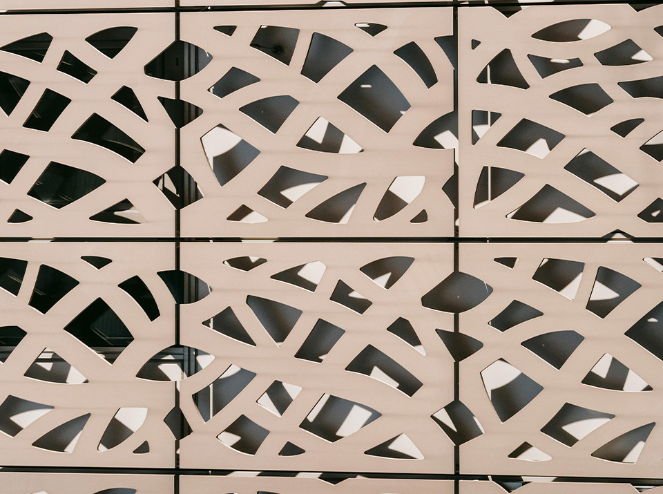 Découpe d'ajournements pour réalisation de claustras, façades, gardes corps, brises soleil... Matériaux : bois, HPL, Composite aluminium.